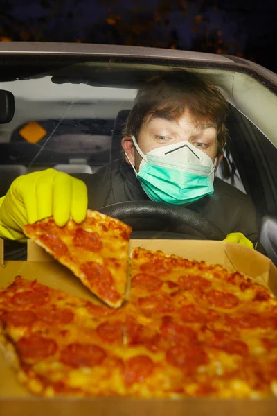 Auto Bestuurder Gek Van Coronavirus Met Masker Eten Pizza — Stockfoto