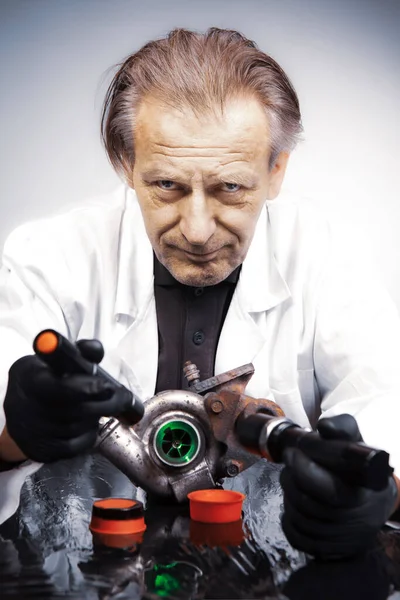 Homme Vérifiant Mesurant Turbocompresseur Carbonisé Sur Table — Photo