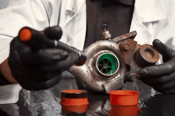 Homem Que Verifica Mede Turbocompressor Carbonizado Mesa — Fotografia de Stock