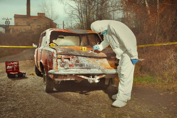 Старший Червоний Автомобіль Спалений Злочинцями Розглянутий Поліцейським Техніком — стокове фото