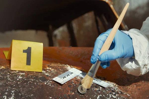 Carro Vermelho Mais Velho Queimado Por Criminosos Examinados Pelo Técnico — Fotografia de Stock