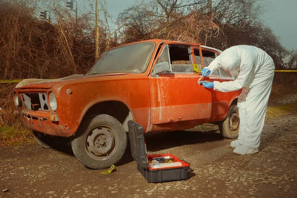 Older Red Car Burned Criminals Examined Police Technician — Stock Photo, Image