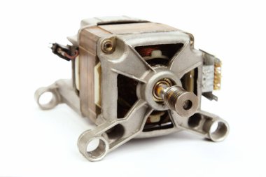 Bağlı olmayan çamaşır makinesi motoru tamir için kaldırıldı