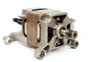 Bağlı olmayan çamaşır makinesi motoru tamir için kaldırıldı