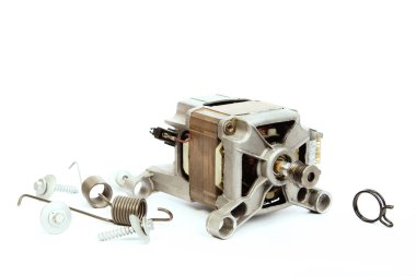 Bağlı olmayan çamaşır makinesi motoru tamir için kaldırıldı