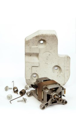 Beton bloklu sökülmüş çamaşır makinesi motoru