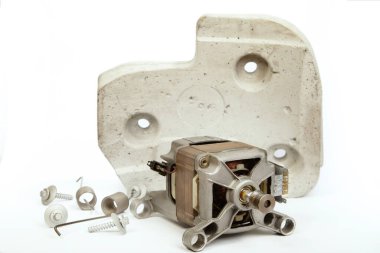 Beton bloklu sökülmüş çamaşır makinesi motoru
