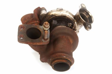 Arka planda paslı ve kömürleşmiş turbo şarj aleti kullanıldı.