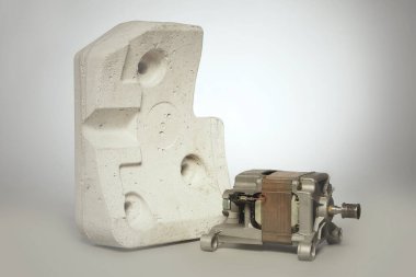 Beton bloklu sökülmüş çamaşır makinesi motoru