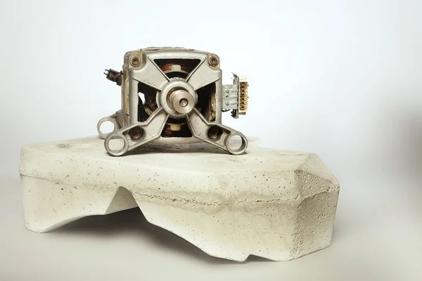 Beton Bloklu Sökülmüş Çamaşır Makinesi Motoru — Stok fotoğraf