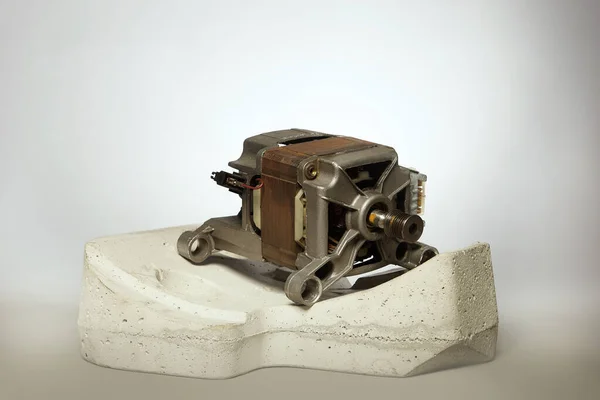 Несмонтированный Двигатель Стиральной Машины Бетонным Блоком — стоковое фото
