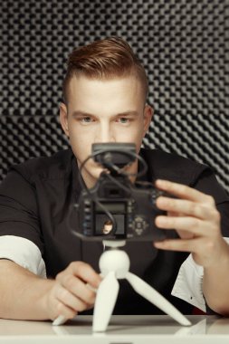 Videosunu halka yayınlama sürecinde genç bir vlogger