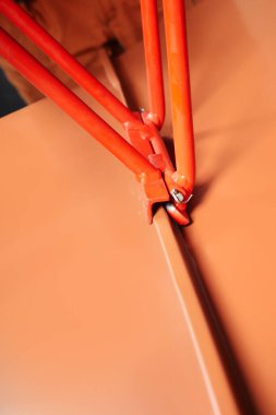 Çalışma odasındaki metal çatı bileşenlerinin şekillendirilmesinin ayrıntıları