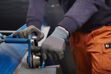 Çalışma odasındaki metal çatı bileşenlerinin ölçümü ve kesimi