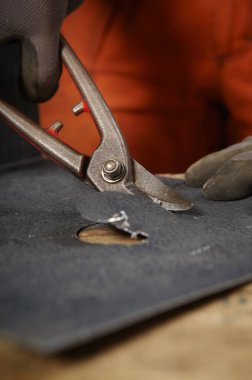 Çalışma odasındaki metal çatı bileşenlerinde elle kırkma deliği