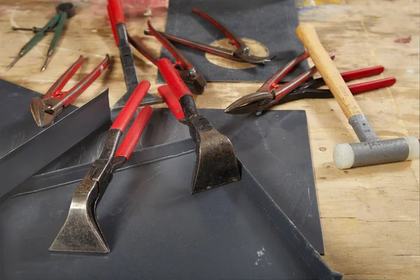 Detail Van Tangen Trimgereedschap Van Dakloodgieters Tafel — Stockfoto