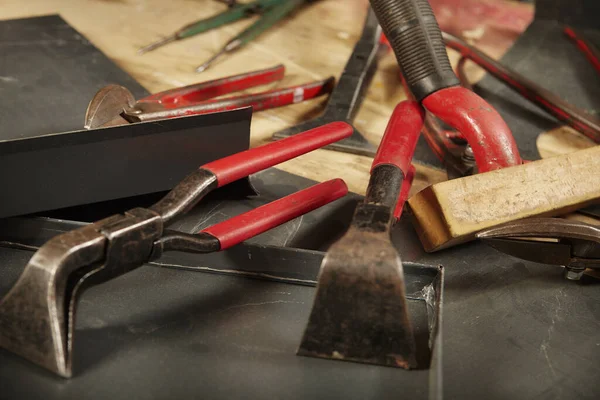 Detail Van Tangen Trimgereedschap Van Dakloodgieters Tafel — Stockfoto