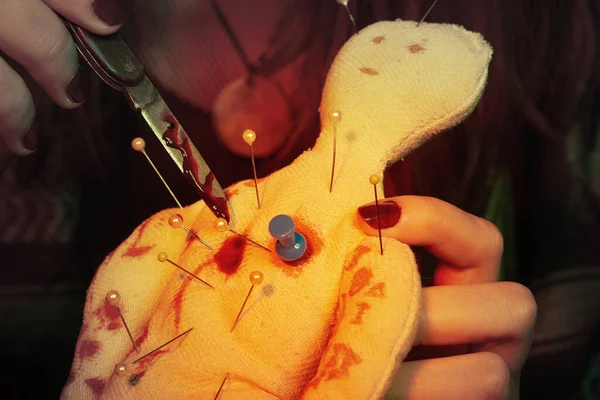 Voodoo Witch Spelling Fetish Doll Practicing Magic Ritual — Stock Photo, Image