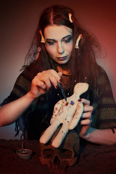 Фетишистская Кукла Вуду Практикует Магический Ритуал — стоковое фото