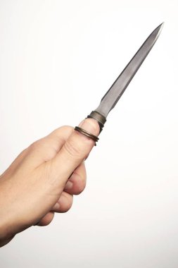 Özel bir soğuk silahla çalışıyor. Balistik bıçak. 