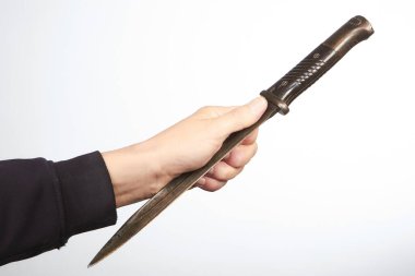 Uzun bıçağın tutuş stili. Silahları fırlatmak için. El tutuşunun ayrıntıları.