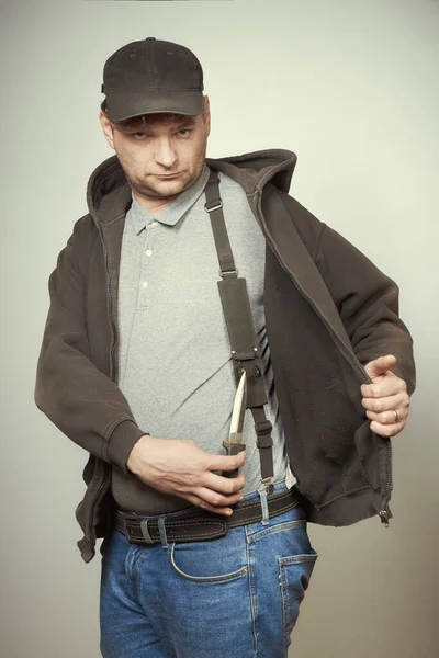 Mann Mit Schwarzem Kapuzenshirt Und Schwarzem Hut Zeigt Seinen Dolch — Stockfoto