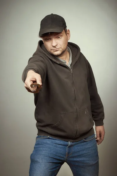 Homme Chemise Capuche Noire Chapeau Noir Attaquant Avec Couteau — Photo
