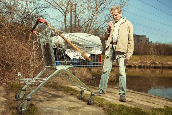 Oudere Bedelaar Met Zijn Eigendom Winkelwagen — Stockfoto