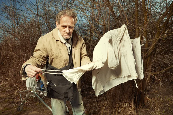 Älterer Obdachloser Wäscht Seine Kleidung Freiwasser — Stockfoto
