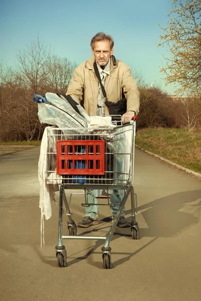 Пожилой Нищий Мужчина Своим Имуществом Тележке Магазинам Тротуаре — стоковое фото