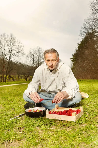 Hombre Mayor Natural Camisa Blanca Sucia Preparando Almuerzo Frutas Fresa — Foto de Stock