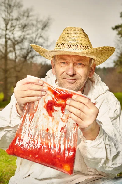 Homme Âgé Naturel Chemise Blanche Sale Préparant Déjeuner Aux Fraises — Photo