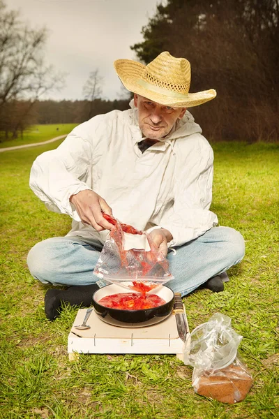 Homme Âgé Naturel Chemise Blanche Sale Préparant Déjeuner Aux Fraises — Photo