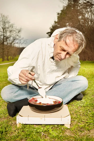 Kirli Beyaz Gömlekli Yaşlı Bir Adam Çilek Yemeği Hazırlıyor — Stok fotoğraf