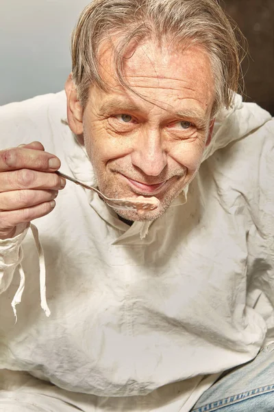 Natürlicher Älterer Mann Schmutzigen Weißen Hemd Isst Erdbeerfrühstück — Stockfoto