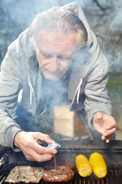 Mann Grillt Stadtpark Rindfleisch Hamburgerpastete Zum Essen — Stockfoto