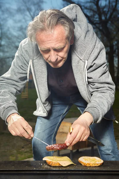 Homme Dans Parc Public Ville Préparer Son Repas Hamburger — Photo