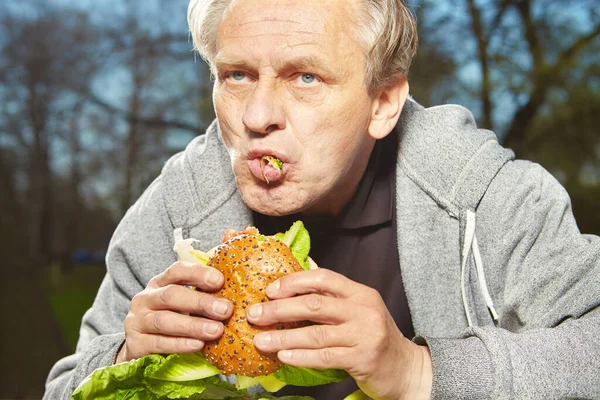 Homme Dans Parc Public Ville Profiter Manger Son Repas Hamburger — Photo