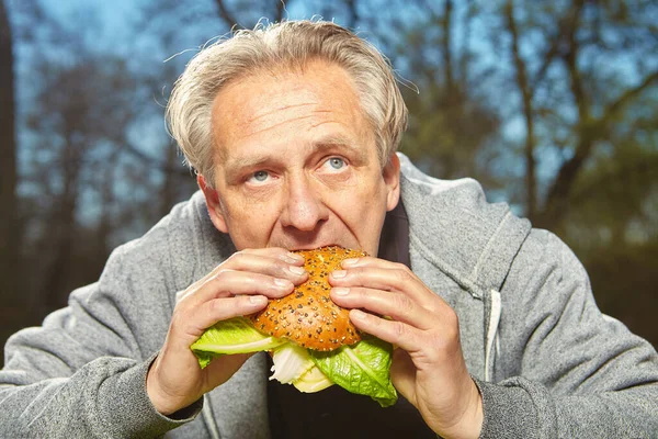 Man Public City Park Enjoying Eating His Hamburger Meal — Stock Photo, Image