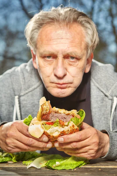 Mann Öffentlichen Stadtpark Genießt Und Isst Sein Hamburger Essen — Stockfoto