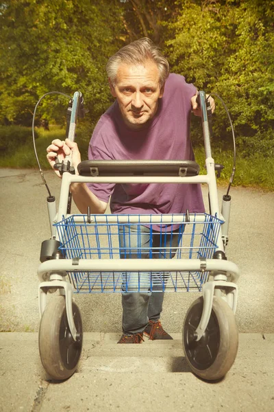 Äldre Man Övervinna Hinder Med Sin Fyra Hjul Rollator Walker — Stockfoto