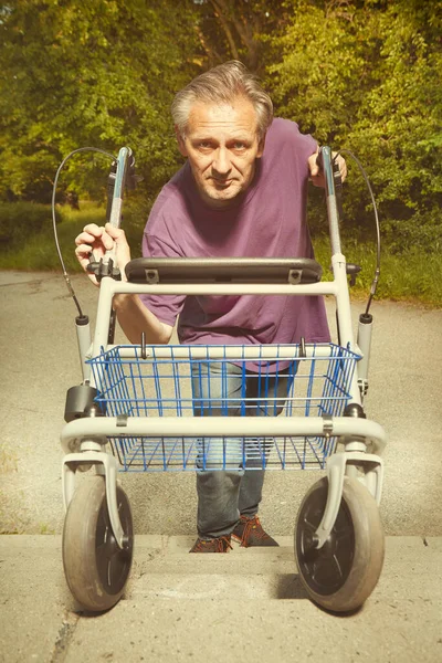 Oudere Man Overwinnen Van Obstakels Met Zijn Vier Wiel Rollator — Stockfoto