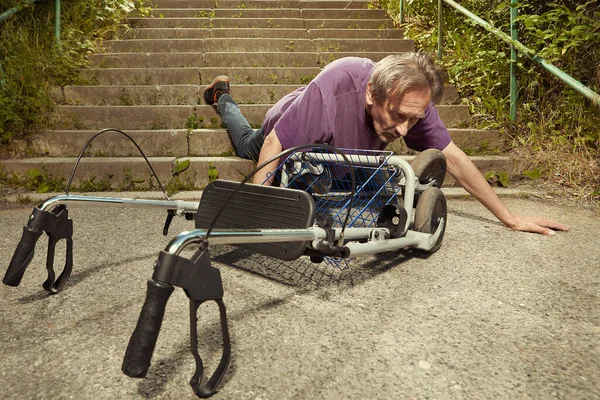 Older Man Overcoming Obstacles His Four Wheel Rollator Walker — Fotografia de Stock