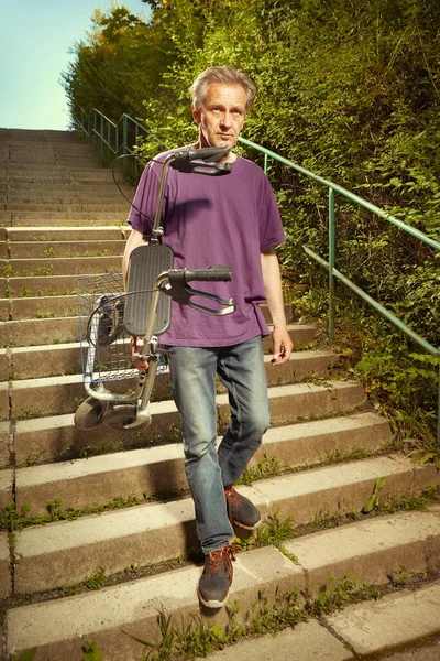 Older Man Overcoming Obstacles His Four Wheel Rollator Walker — Zdjęcie stockowe