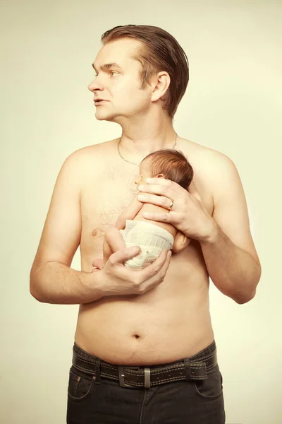 Vater Hält Sein Neugeborenes Baby Auf Der Brust — Stockfoto