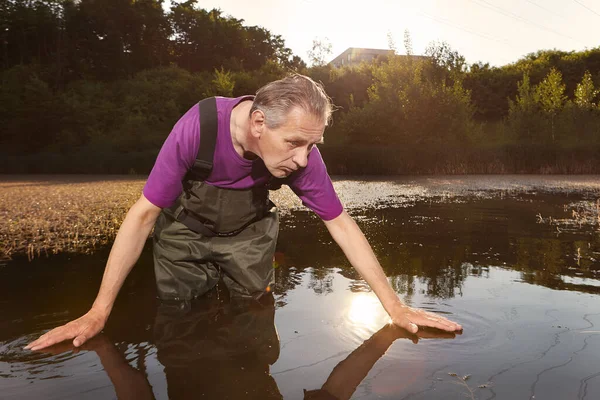 Analista Calidad Del Agua Vestido Con Vadeador Pecho Recogiendo Muestras — Foto de Stock