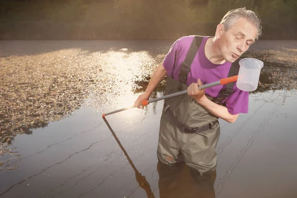 Analista Calidad Del Agua Vestido Con Vadeador Pecho Recogiendo Muestras — Foto de Stock