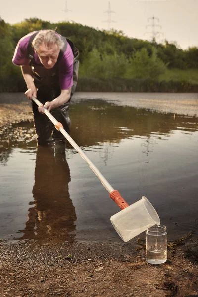 Detail Des Probenahmebechers Für Die Entnahme Von Wasserproben — Stockfoto