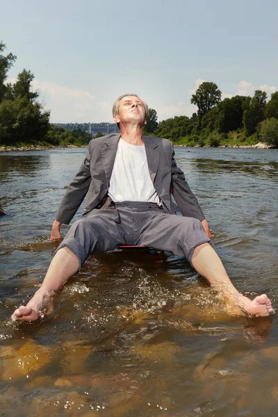 Manager Grey Suit Became Crazy Hot Weather Cooling River — Fotografia de Stock