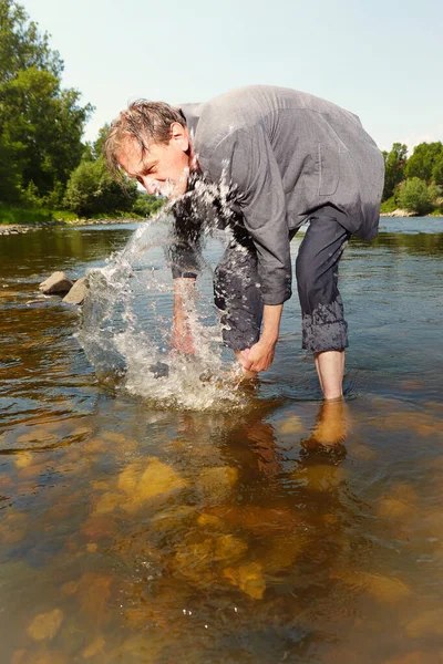 양복의 관리자는 뜨거운 날씨와 강에서 냉각미친 되었습니다 — 스톡 사진